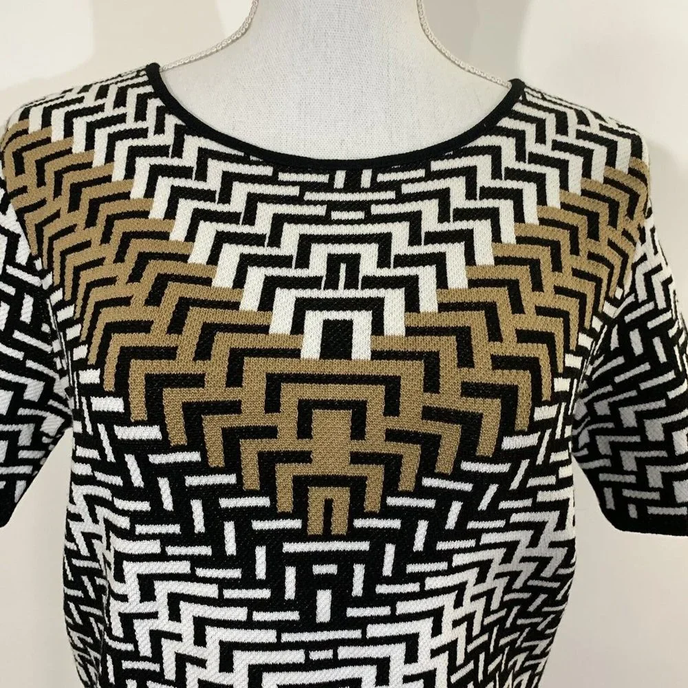 Romeo + Juliet Couture Cropped Chevron Sweater - Picture 2 of 9